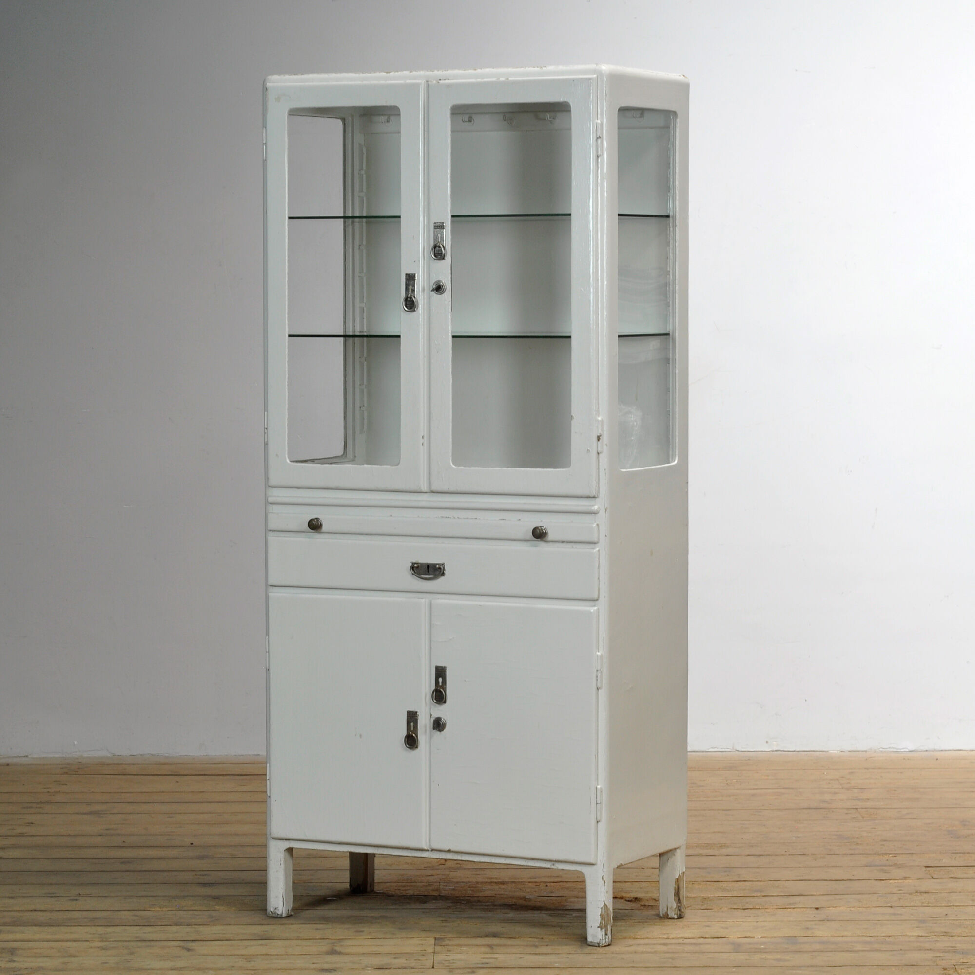 Cabinet médical en bois, vers 1950