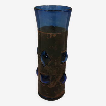 Vase de style brutaliste avec intérieur en verre bleu soufflé à la bouche à travers le « cadre » en métal.