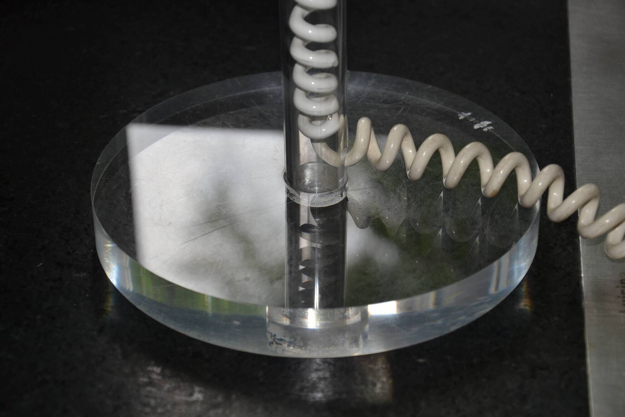 Lampe en nacre et plexiglas années 70