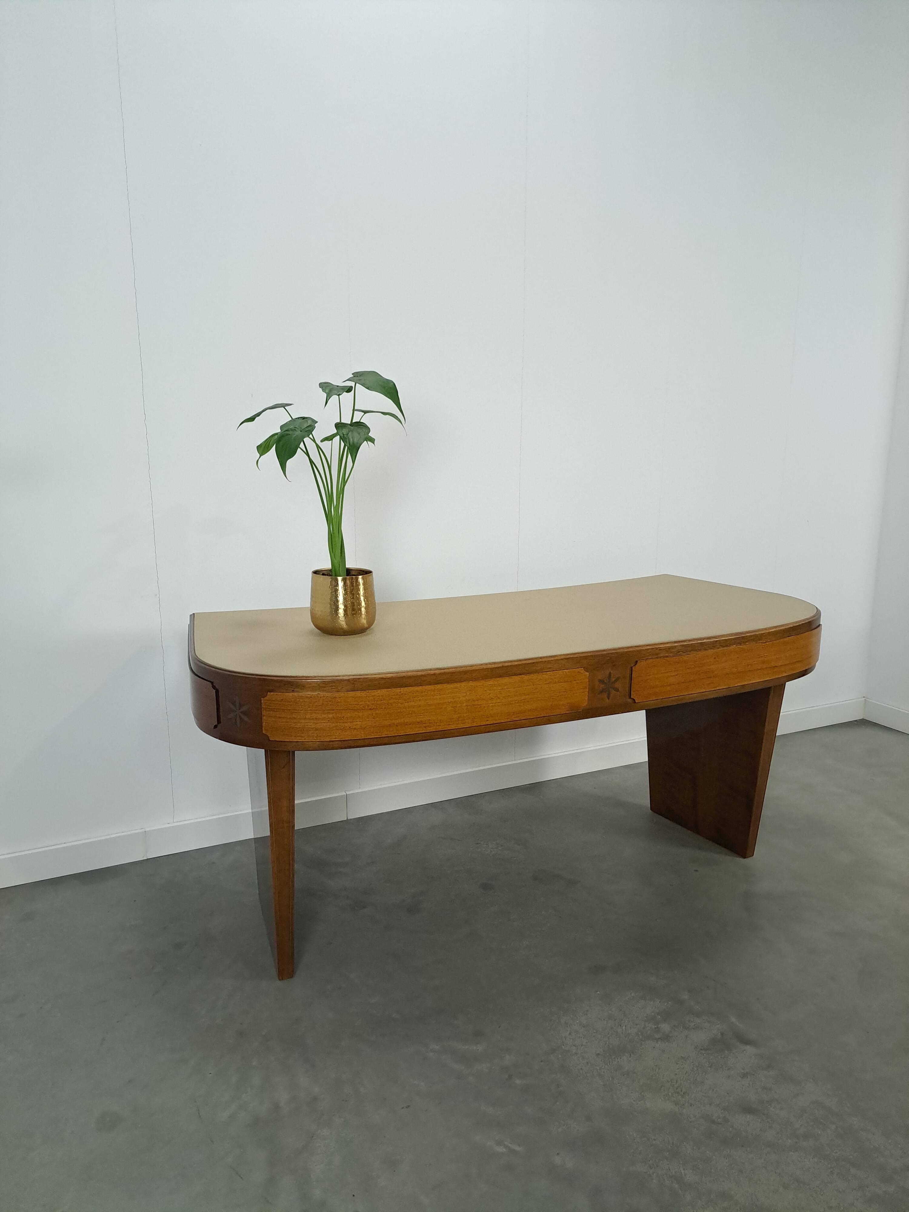 Vrijstaand Art Deco bureau met licht blad en lades