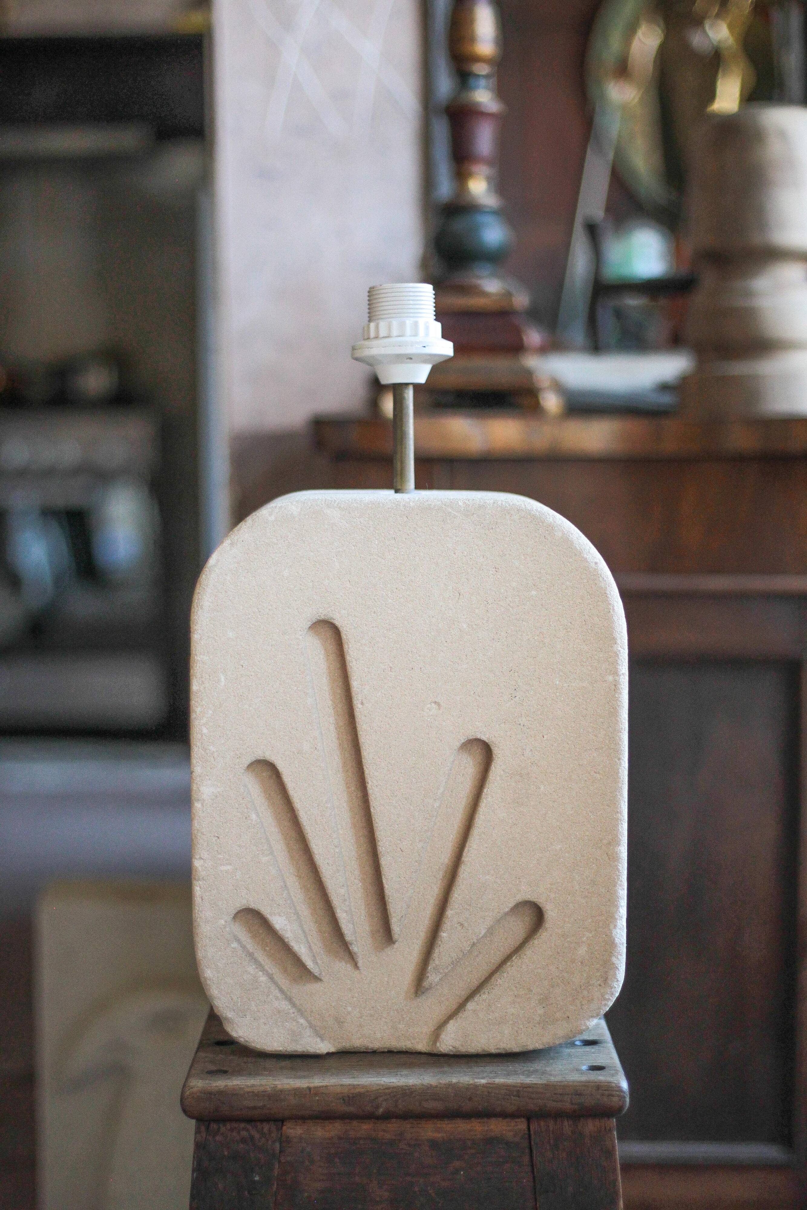 Lampe de table en pierre blanche moderniste, lampe brutaliste