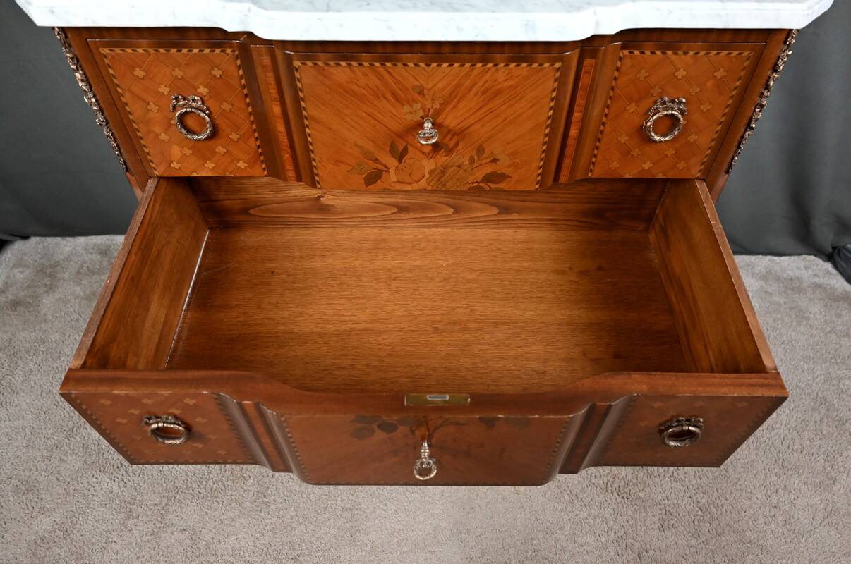 Commode sauteuse en marqueterie, style Transition Louis XV - Louis XVI – milieu XXe