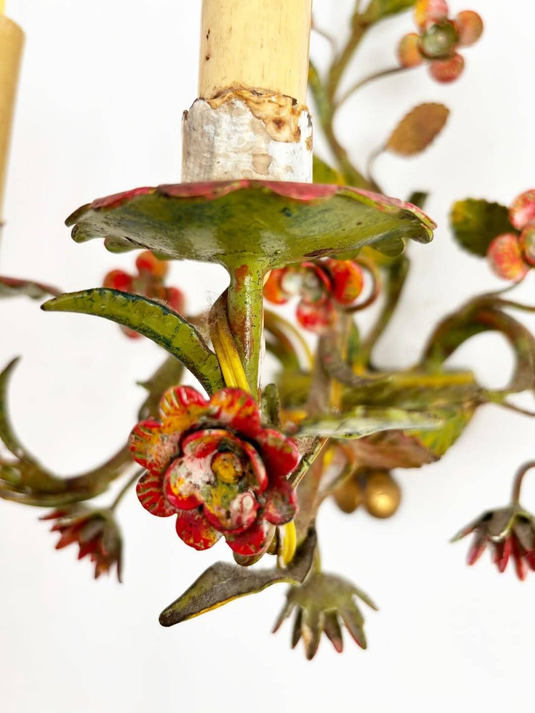 Antique Florentine wall light in painted wrought iron – Floral decoration – 20th century