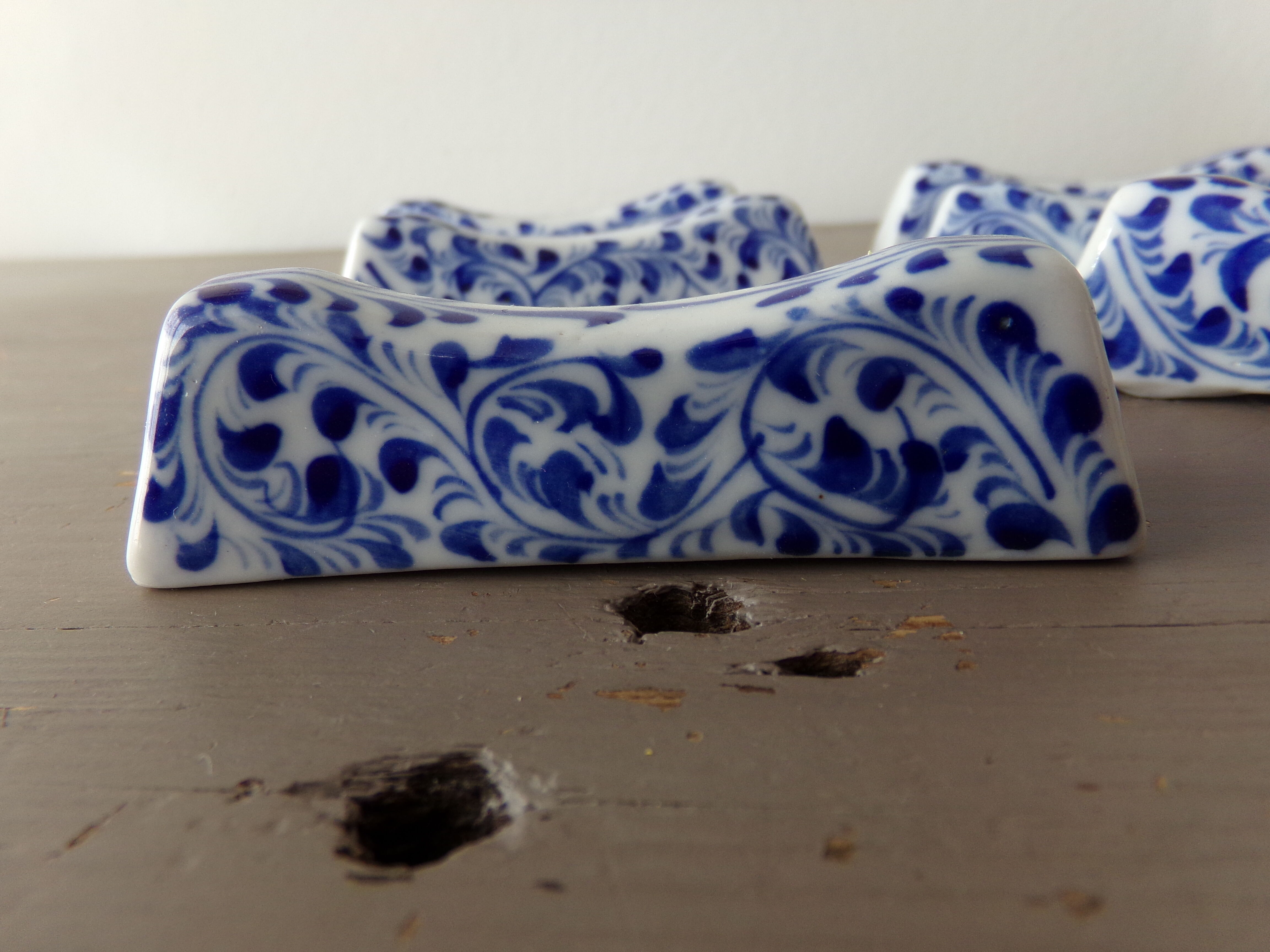 6 blue porcelain knife holders