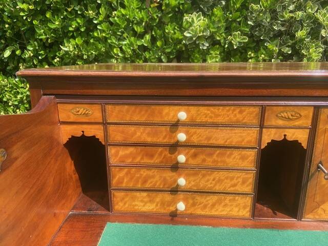 Scribanne chest of drawers