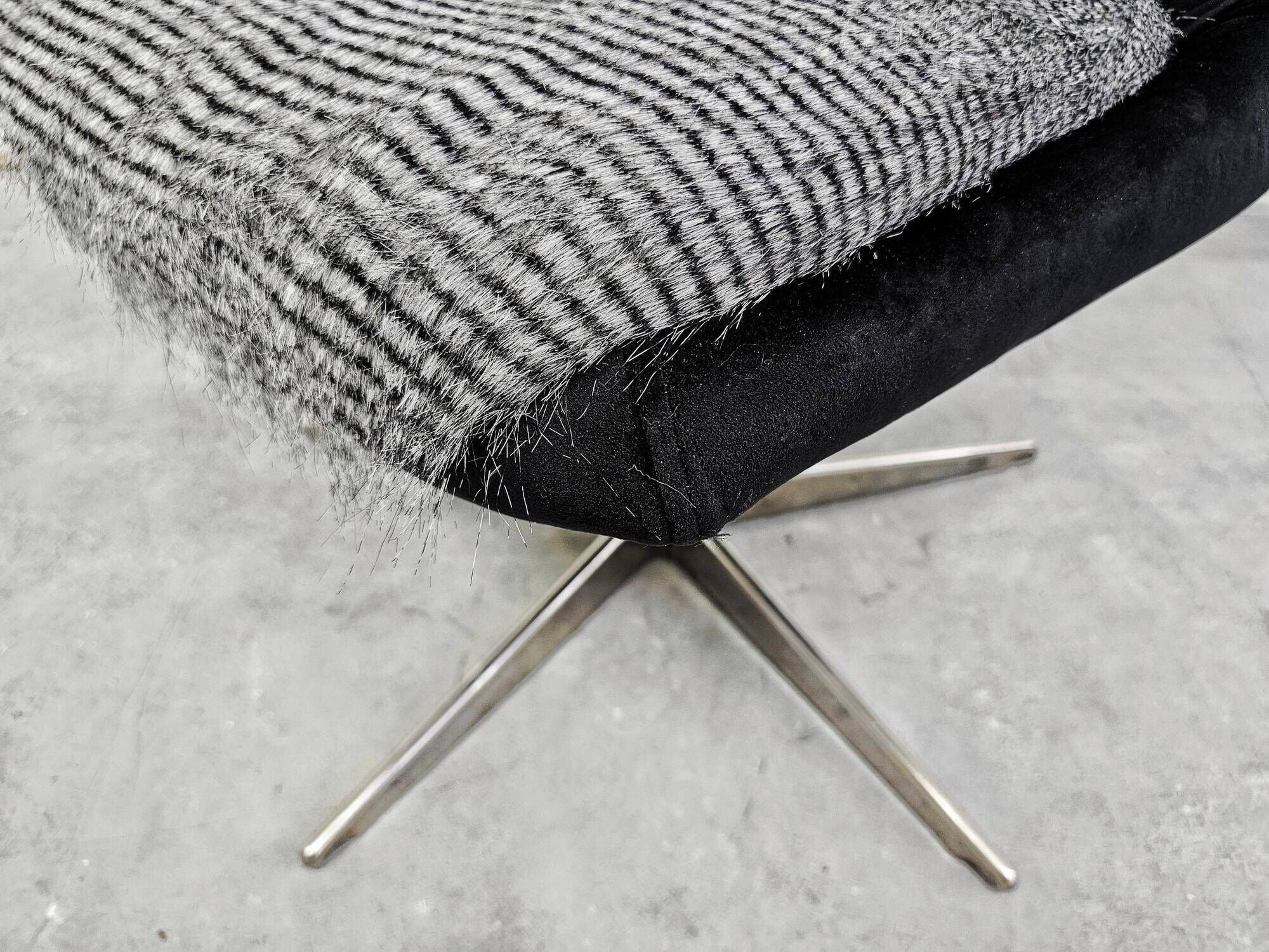 Mid-century redesigned swivel chair in velvet and faux fur.