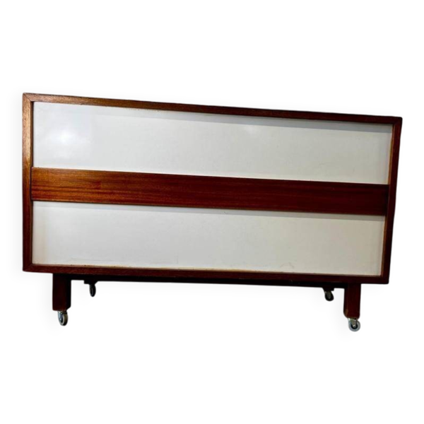 Comptoir de magasin vintage en bois sur roulettes