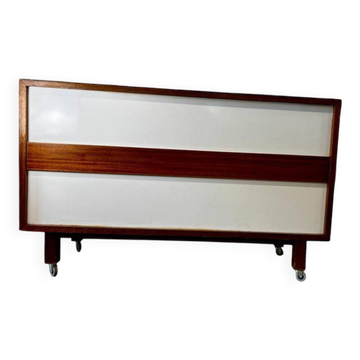 Comptoir de magasin vintage en bois sur roulettes