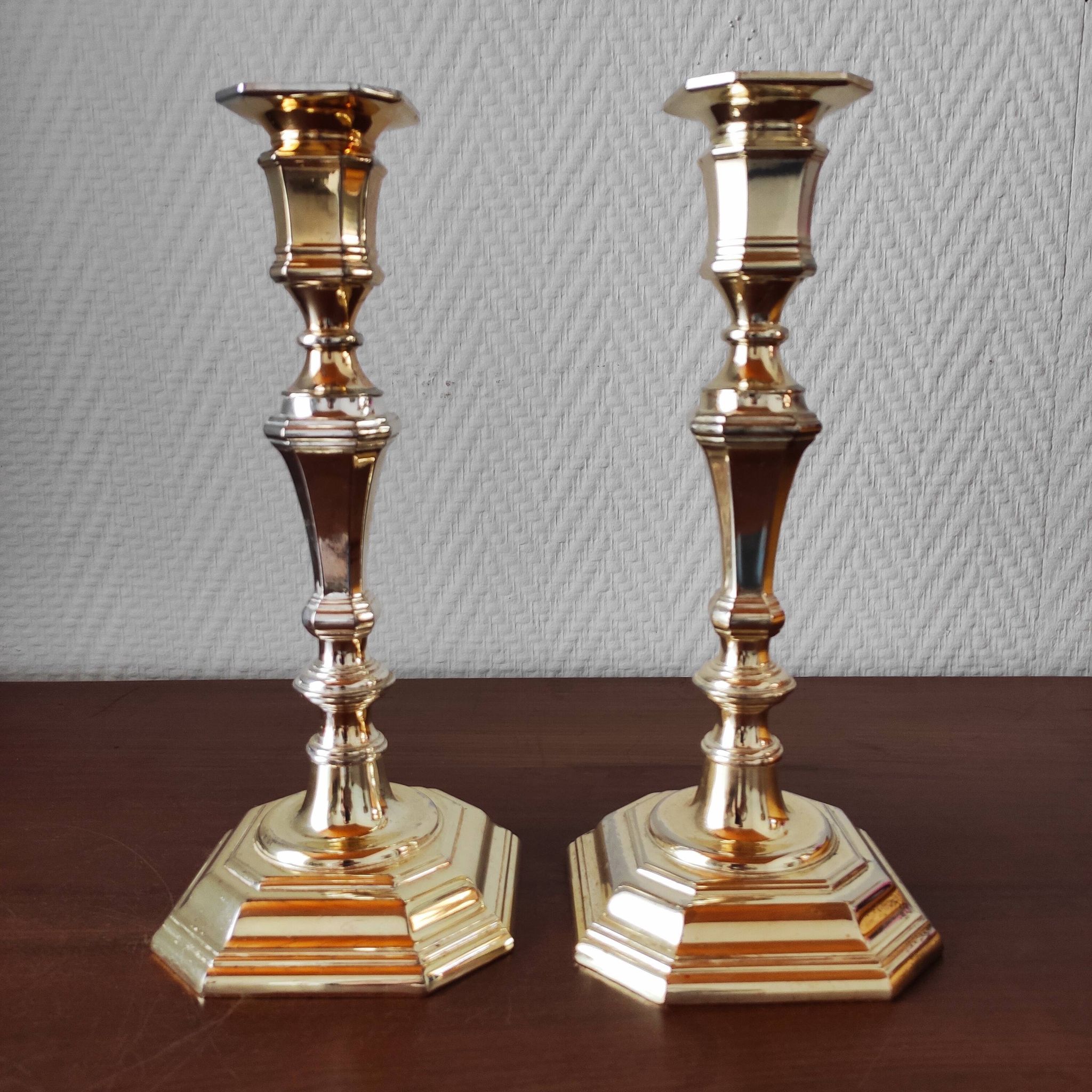 Paire de bougeoirs vintage classiques
