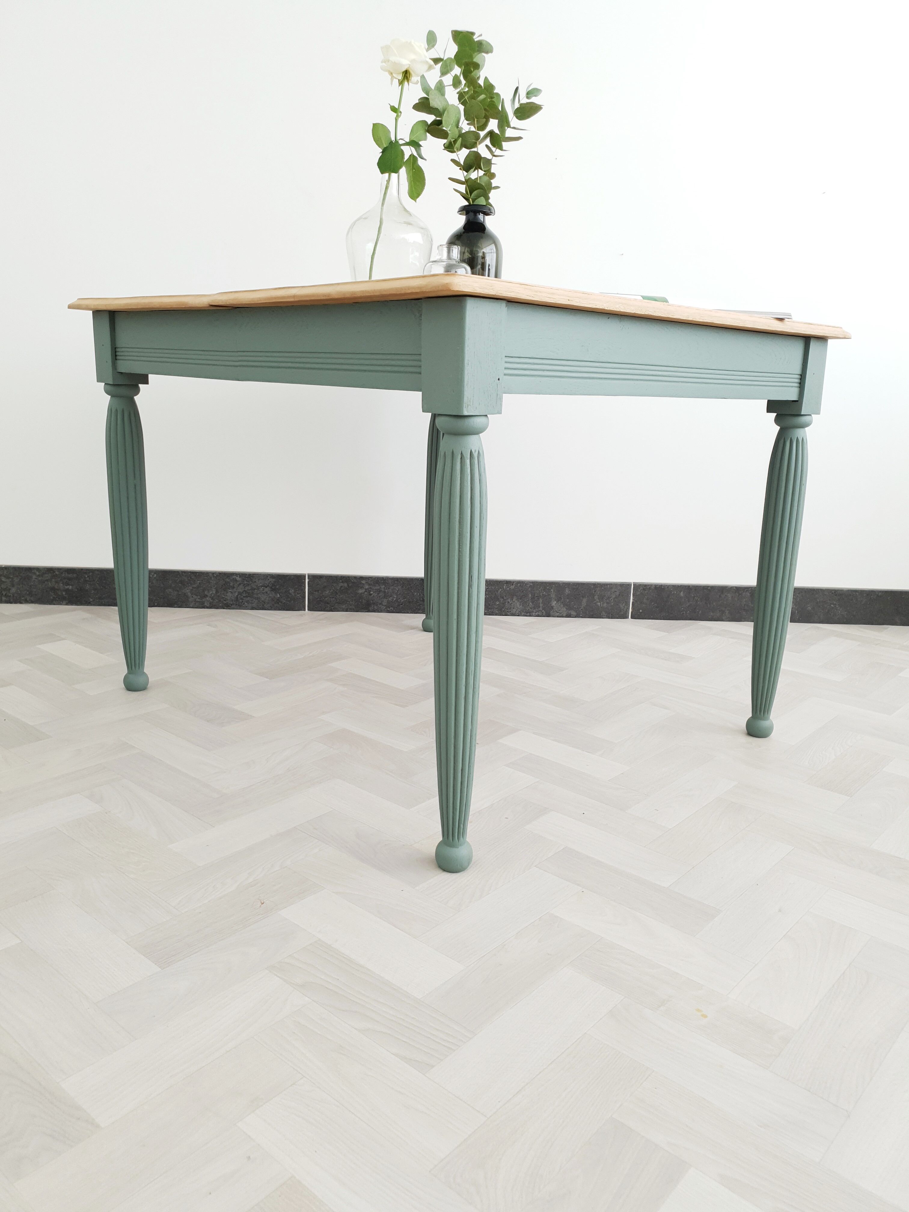 Square table campaign