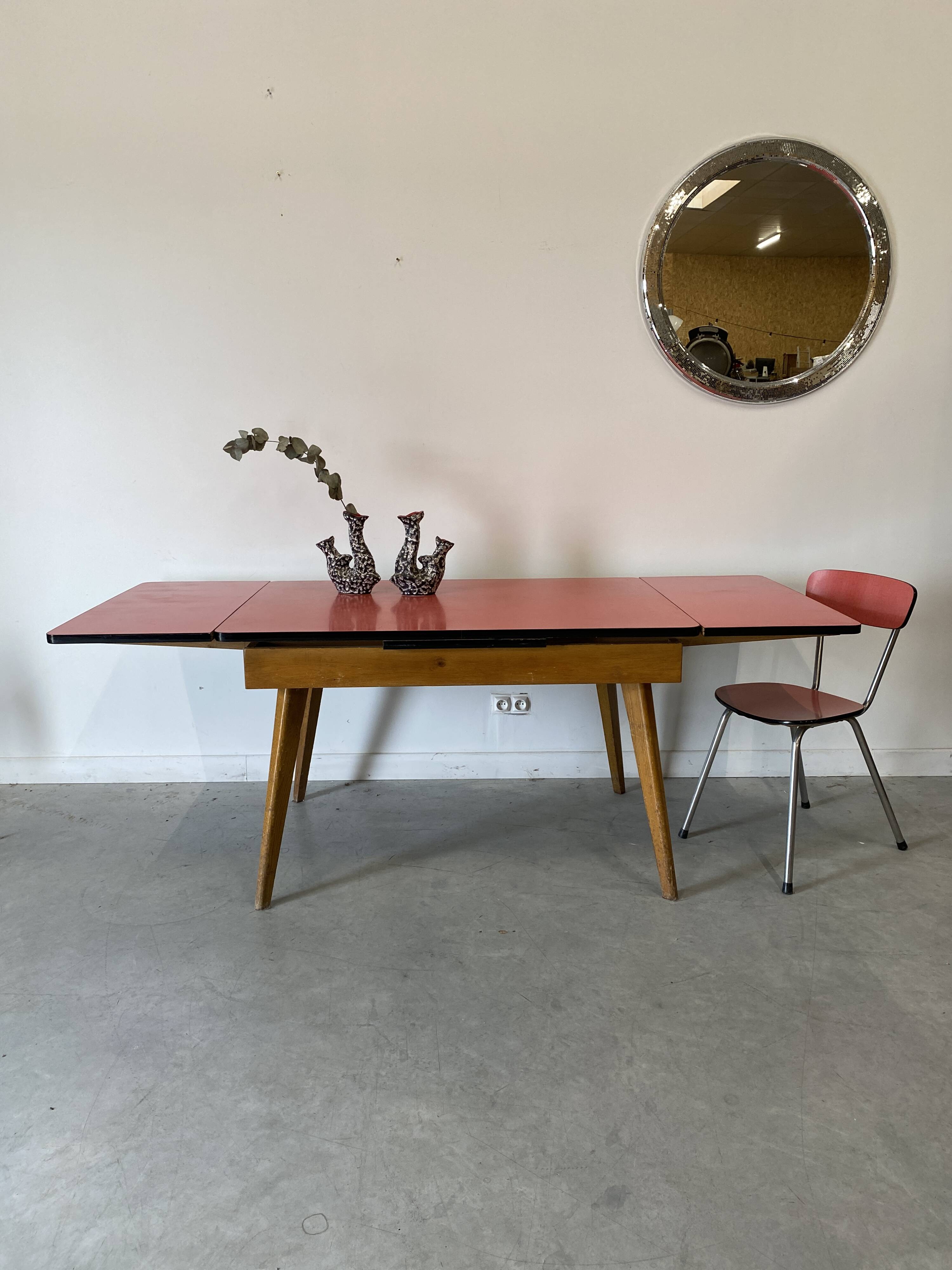 Table à rallonges en Formica et pieds bois