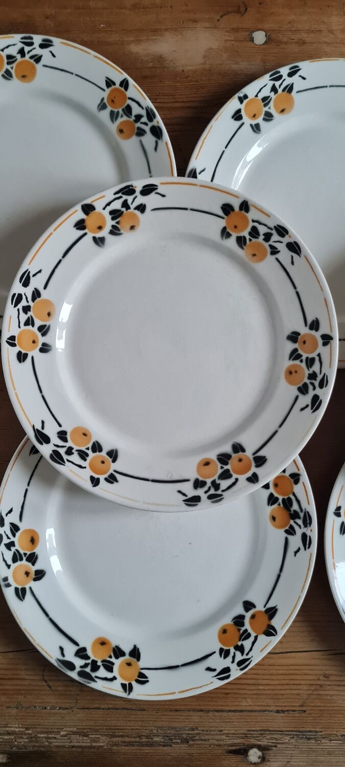 Service of 7 plates in earthenware