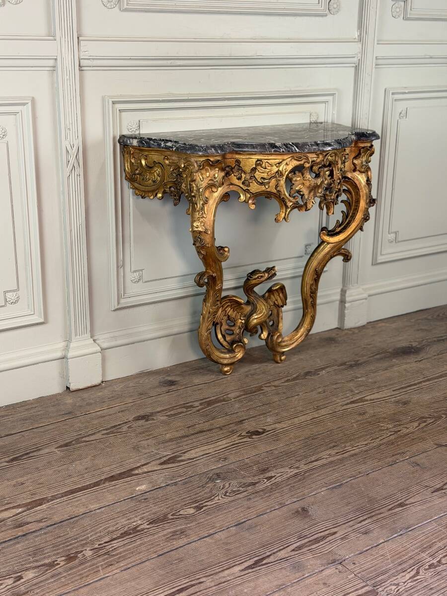 Regency console with a dragon, carved and gilded wood, Paris circa 1720