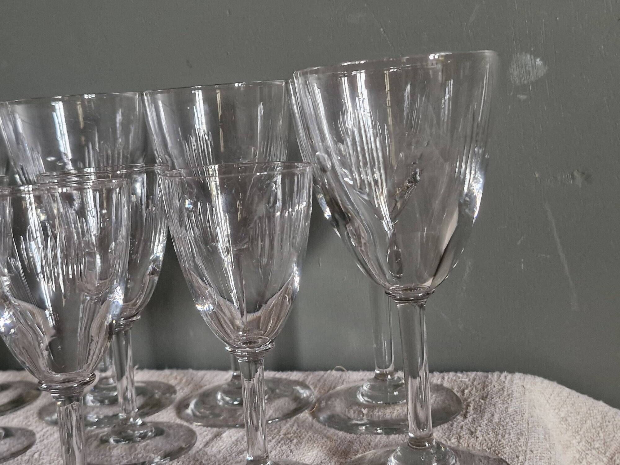 12 glasses - 6 water - 6 wine - Small carved decoration - Period 1900