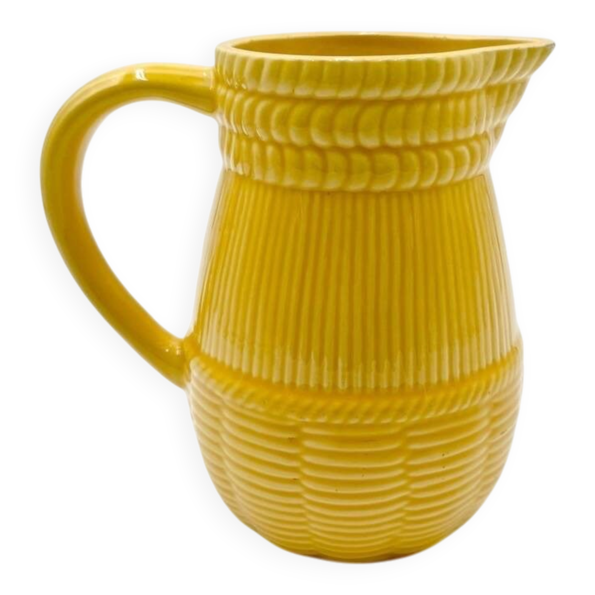 Pichet saint-Clément en barbotine émaillée jaune
