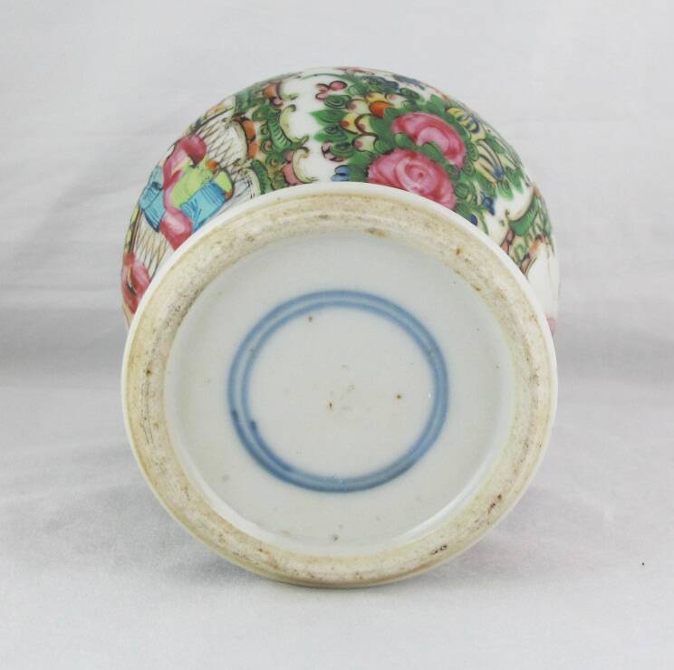 small Chinese vase in porcelain, famille rose, late 19th century