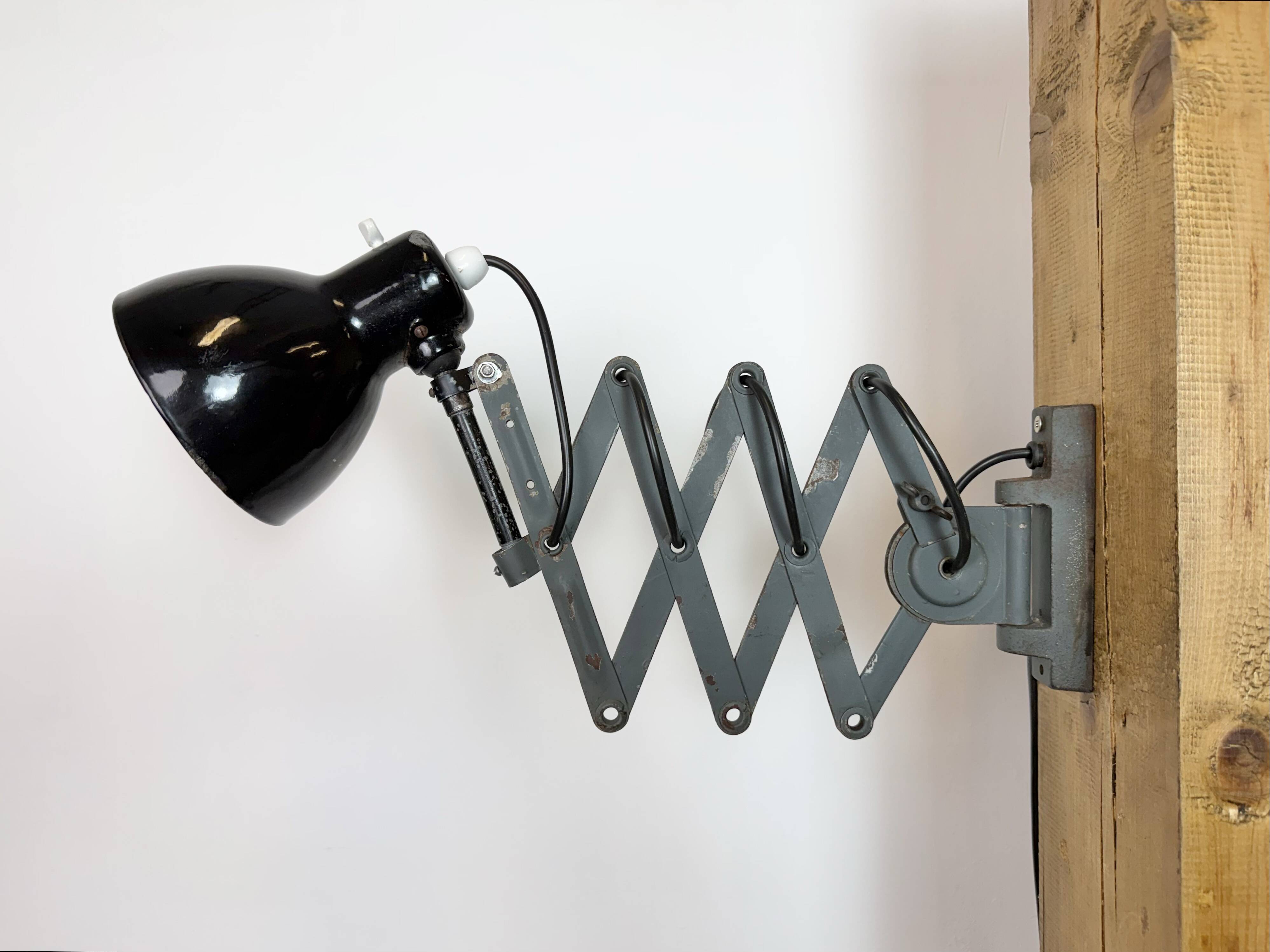 Lampe murale à ciseaux en émail noir industriel, années 1950