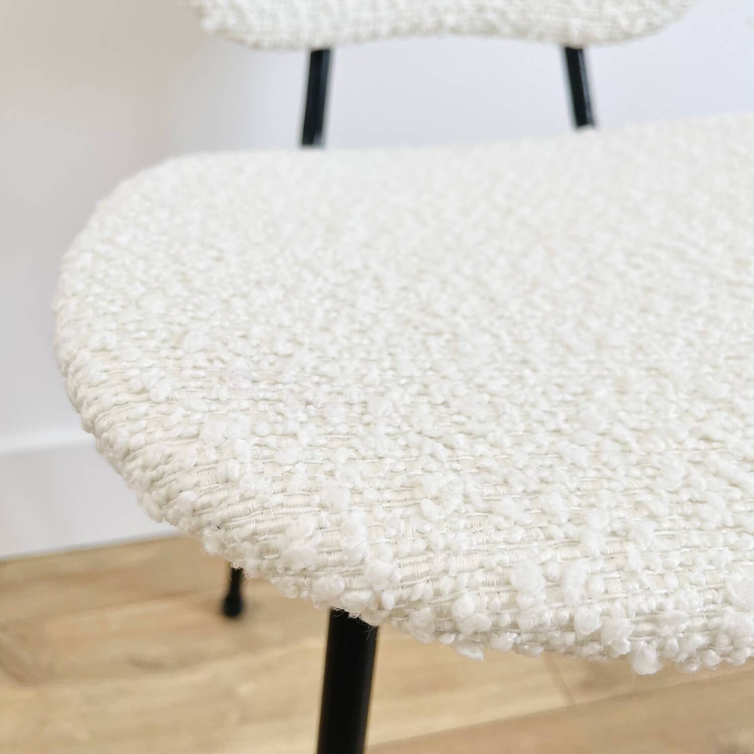 Chaise années 50 en tissu bouclette
