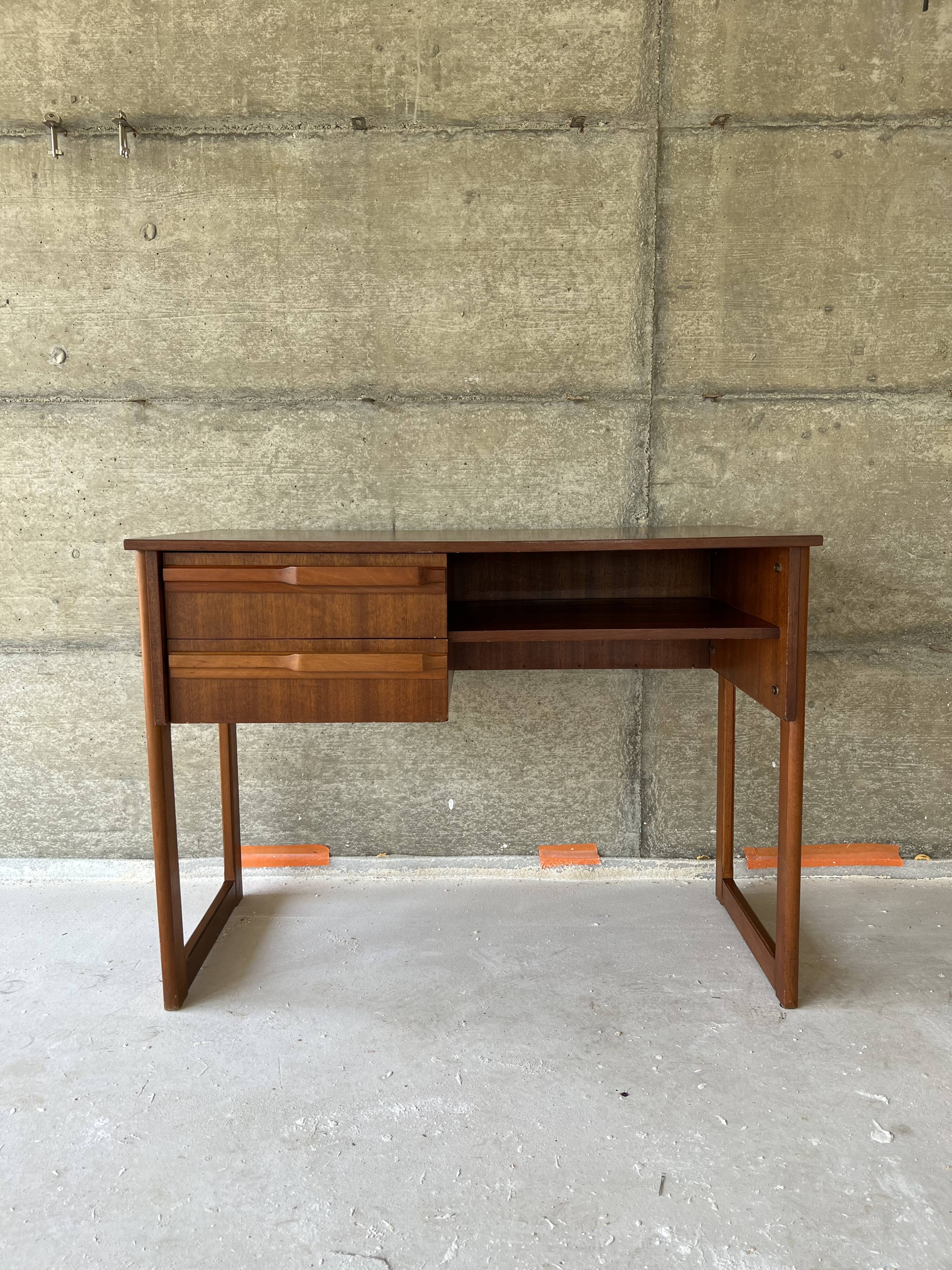 Scandinavian office of the 60s with sleigh feet