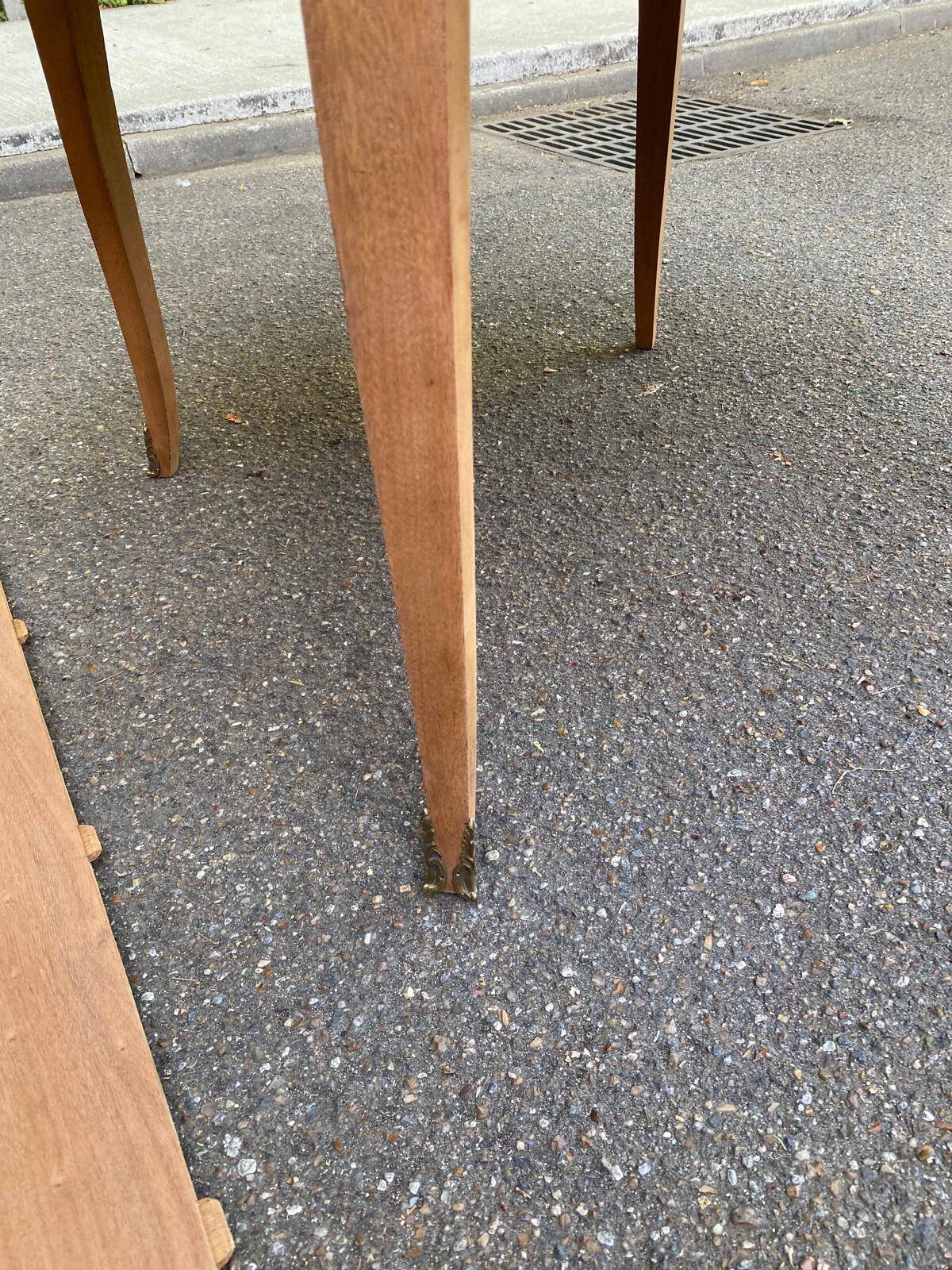 Round extendable dining table stripped in cherry wood with Louis XVI marquetry 1