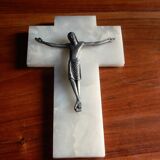 Crucifix mural ancien en onyx blanc