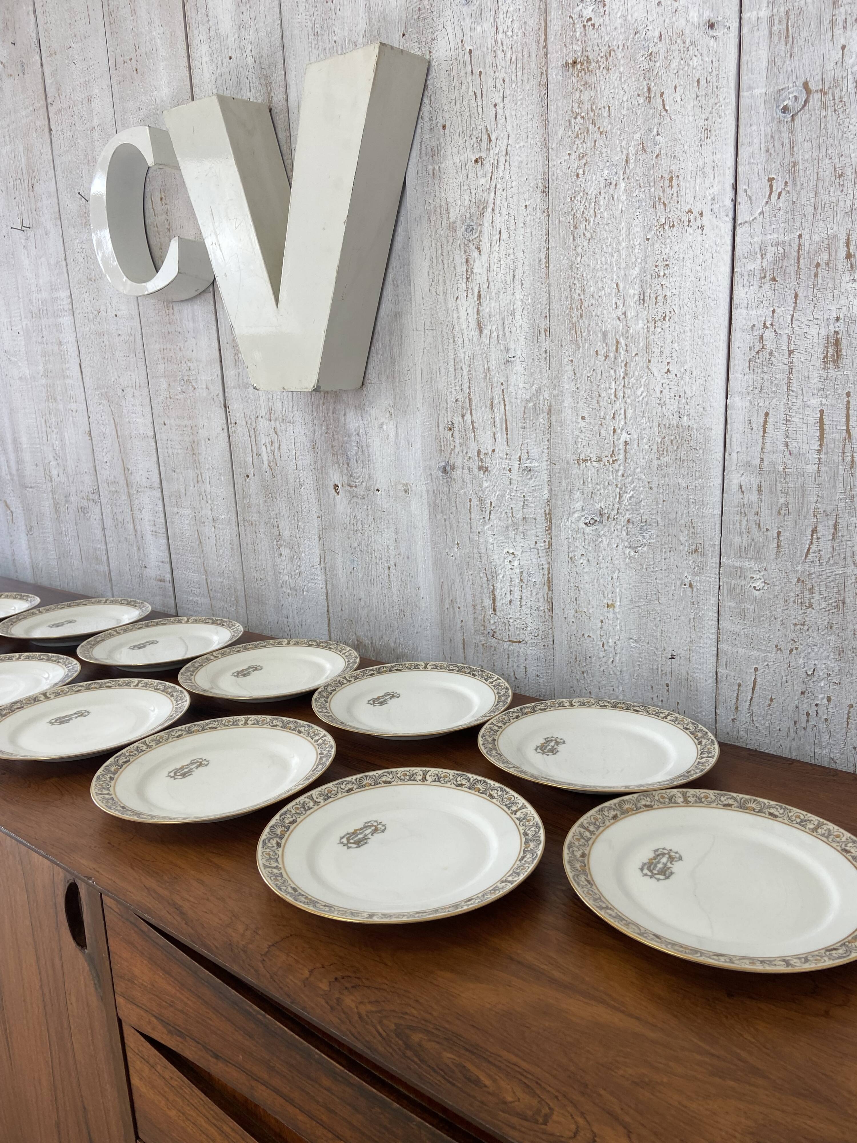 12 porcelain plates, 22cm diameter