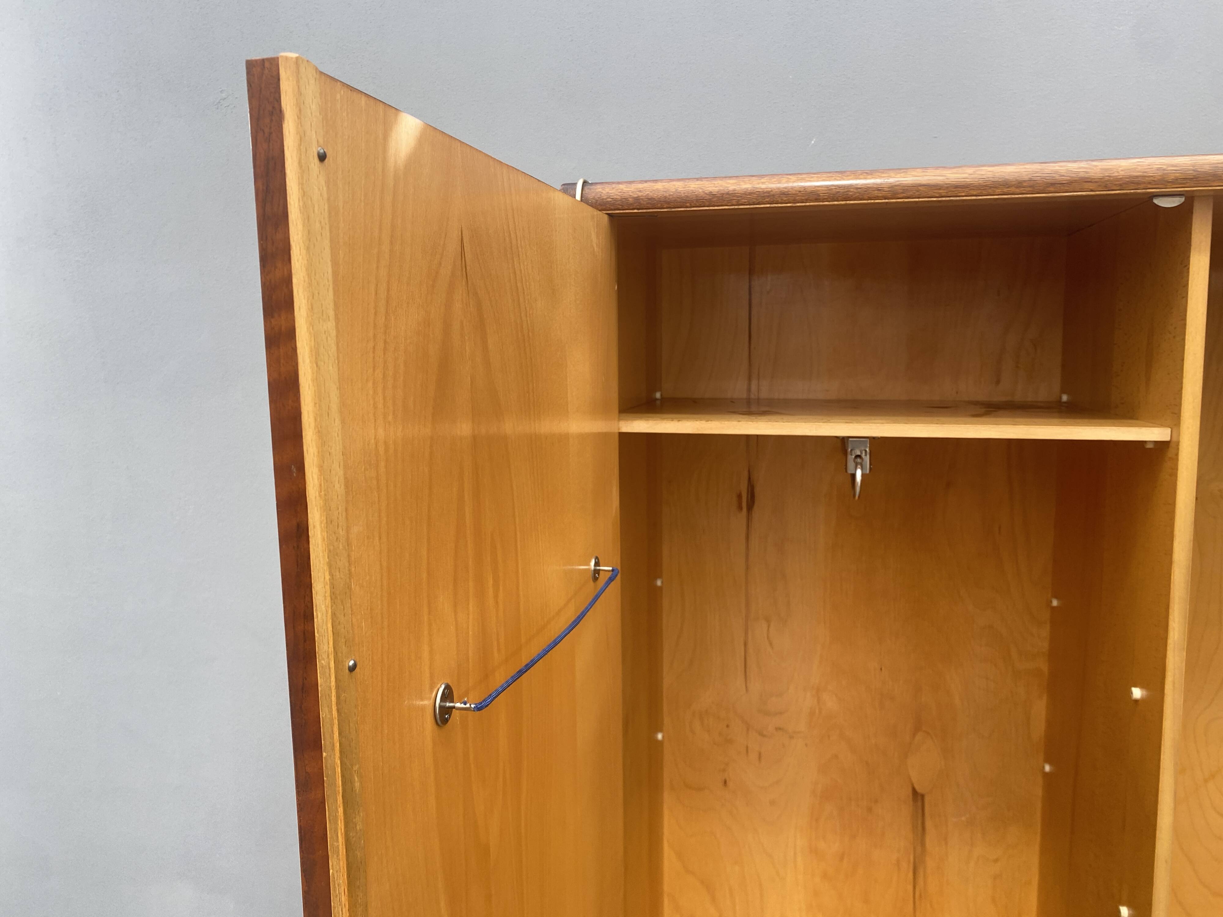 Armoire en noyer de Jitona, années 1970, Tchécoslovaquie