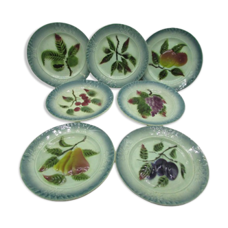 7 assiettes anciennes barbotine aux fruits
