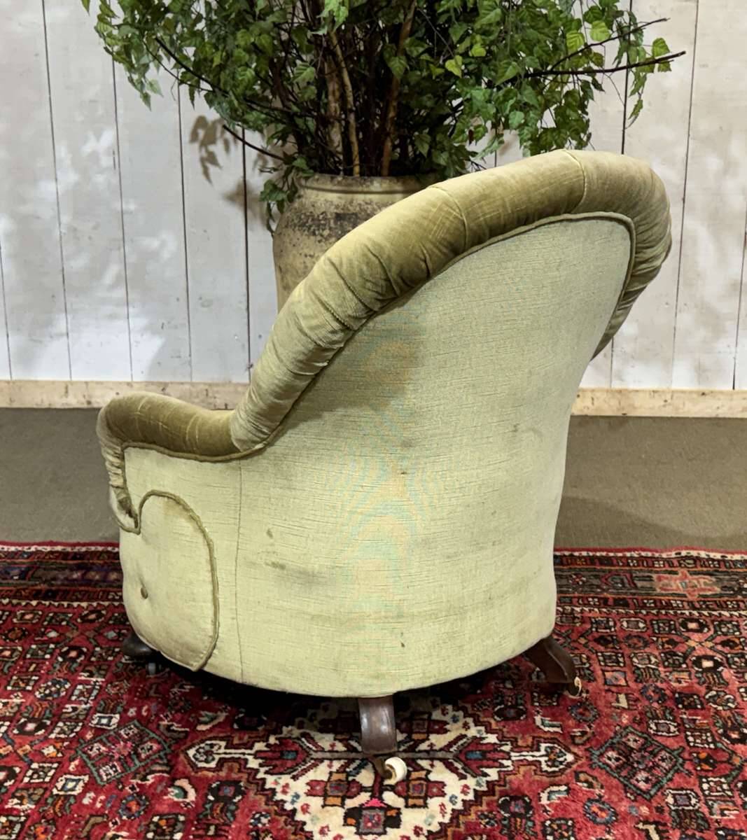 English armchair from the late 19th century.