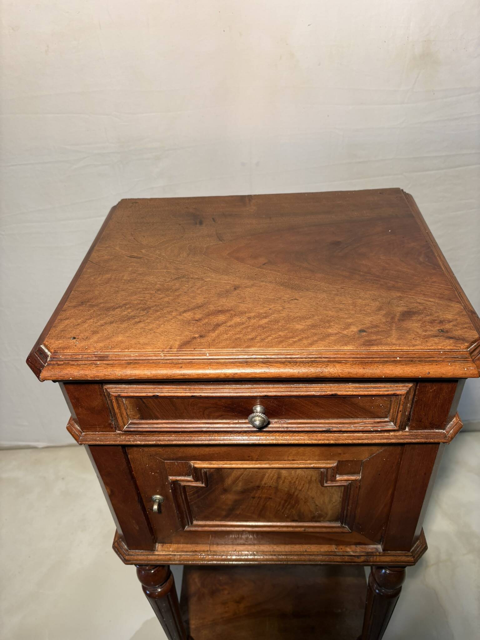 Antique bedside table in solid wood, turned base