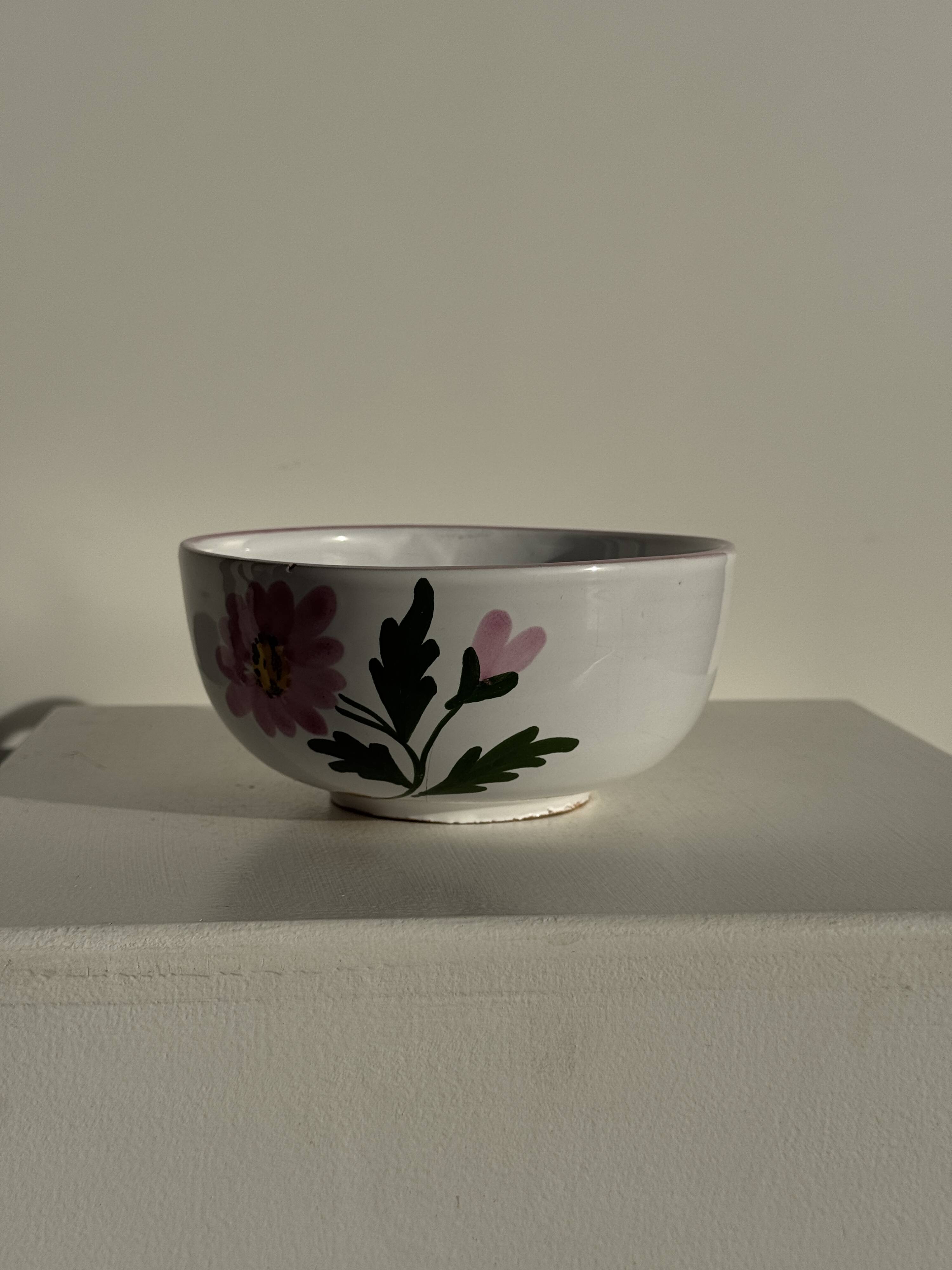 Large earthenware cup with pink trim and pink flower pattern H7 D15