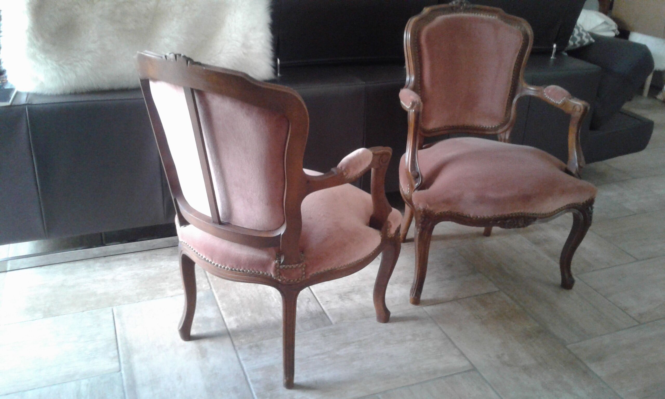 Paire fauteuils style Louis XV velours rose