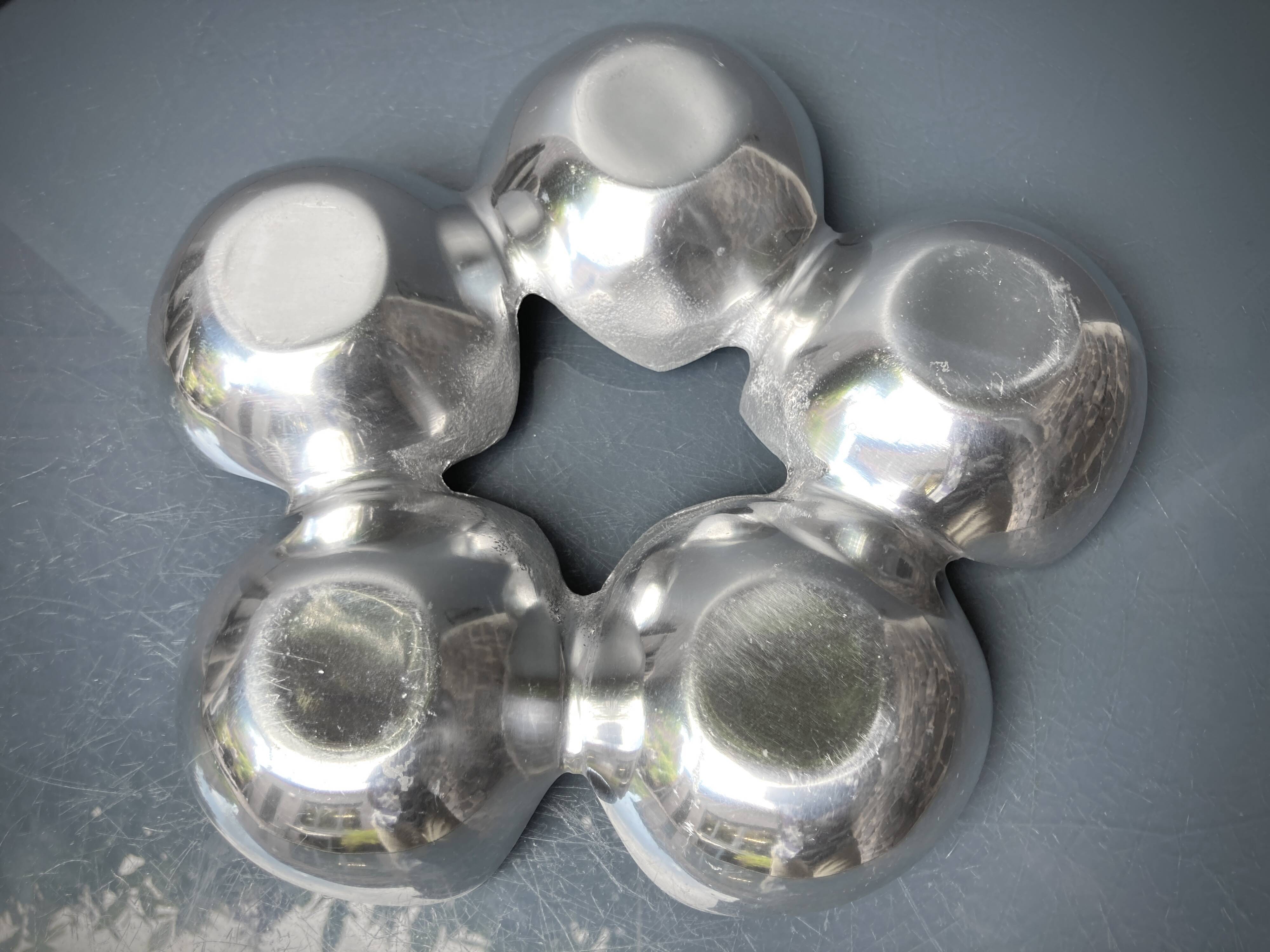 Ensemble de plats compartimentés en Inox Massif et émail écru