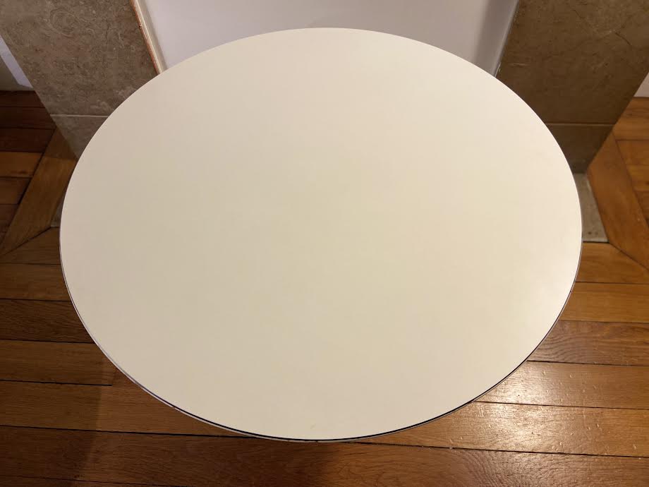 Circular sofa end on white metal leg. XXth work.