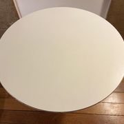 Circular sofa end on white metal leg. XXth work.