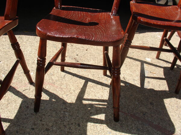 Série de 4 chaises au modèle d'amirauté anglaise du XIX siècle en orme massif