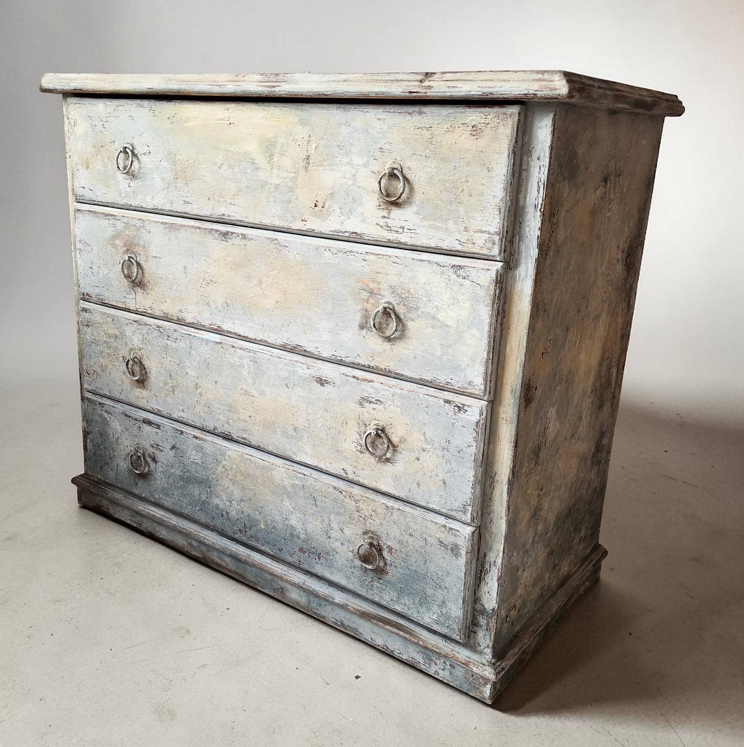 Commode patinée beige et bleu style wabi sabi