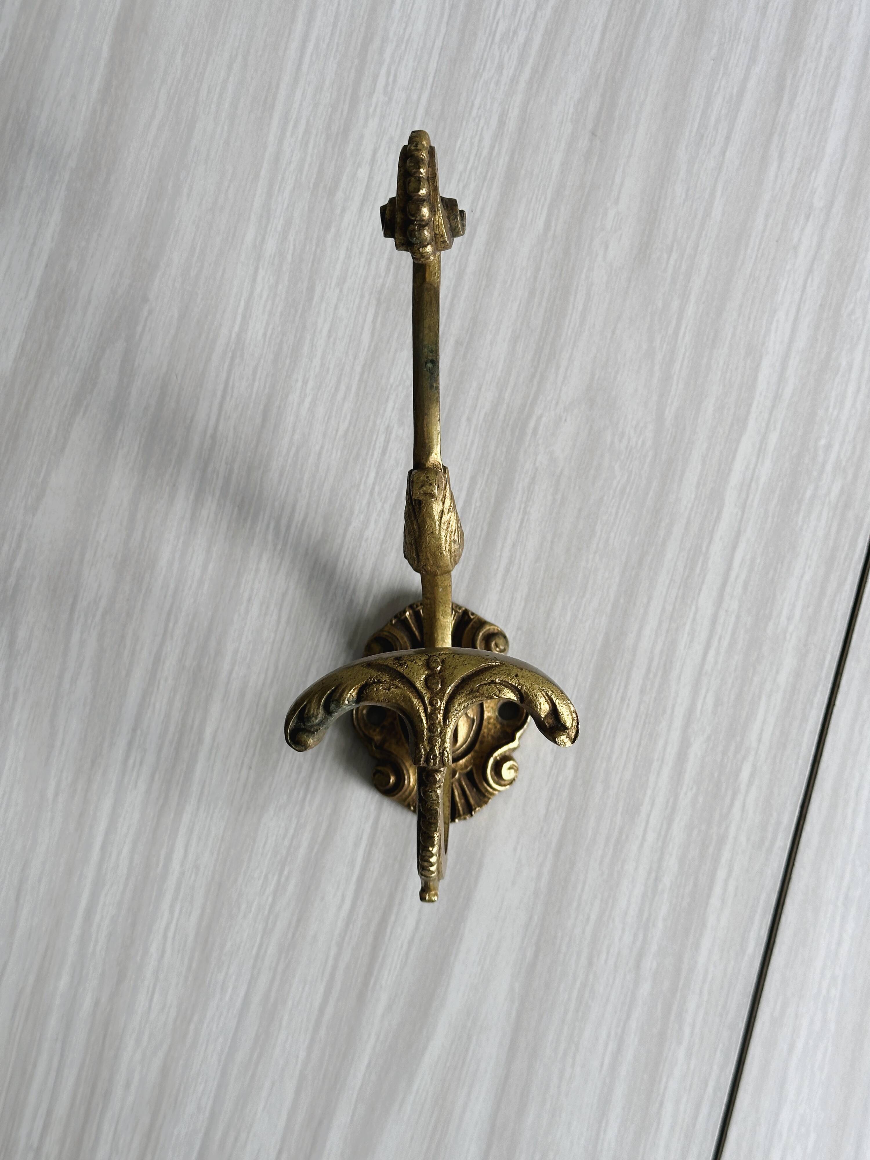 Patère murale en métal doré