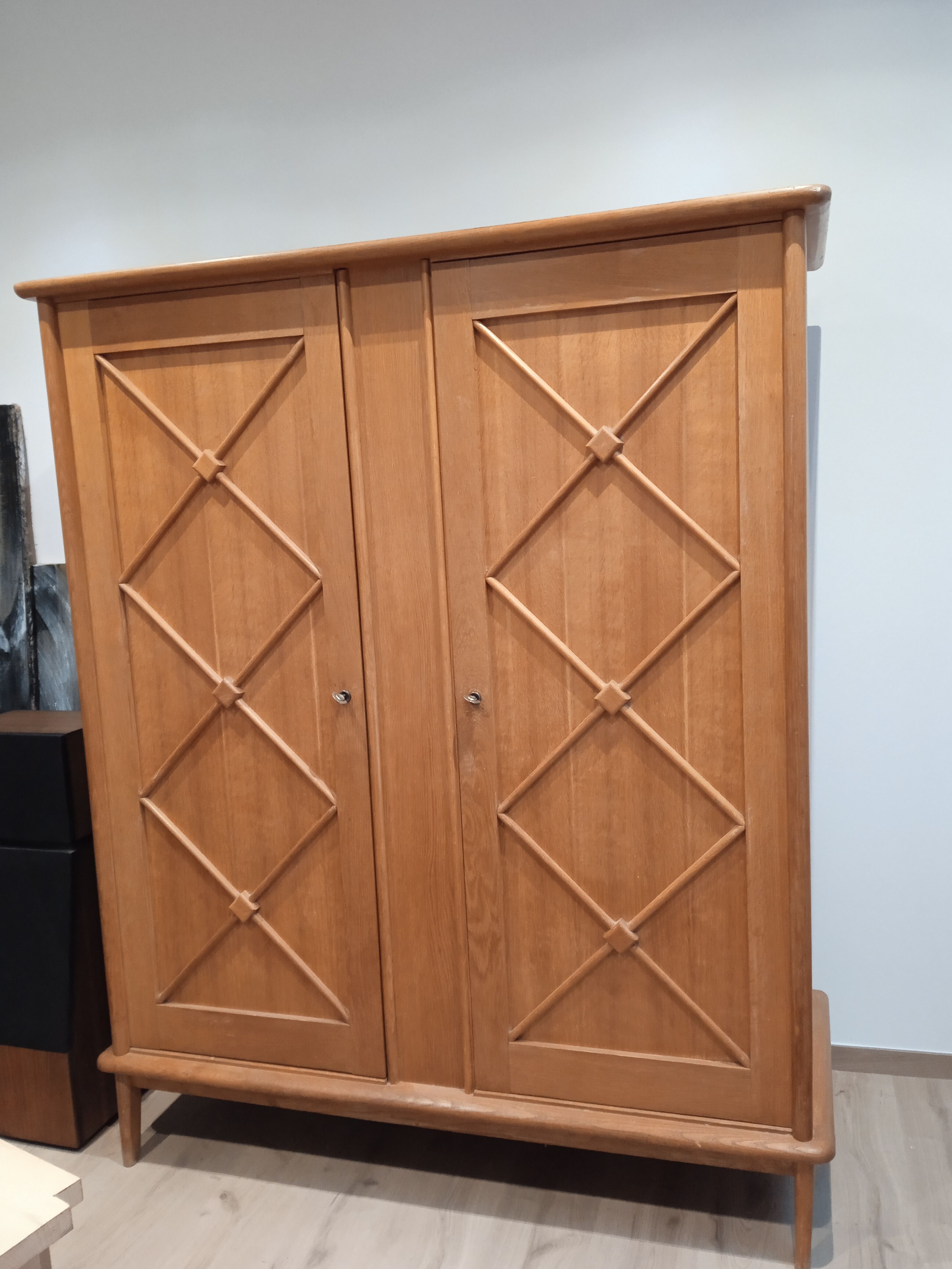 Armoire bois sculpté années 60 vintage