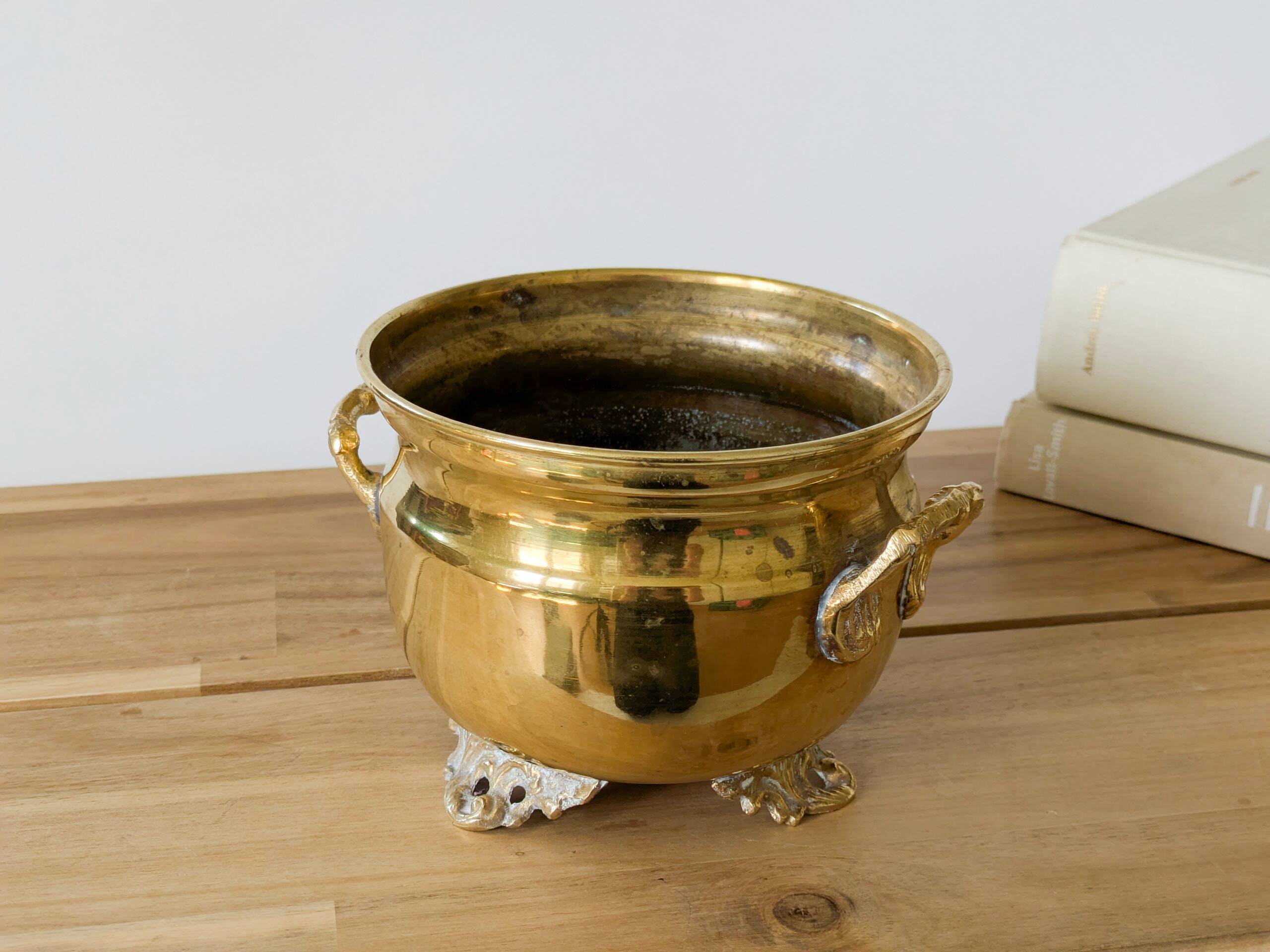 Cache-pot vintage en laiton sur pieds avec anses