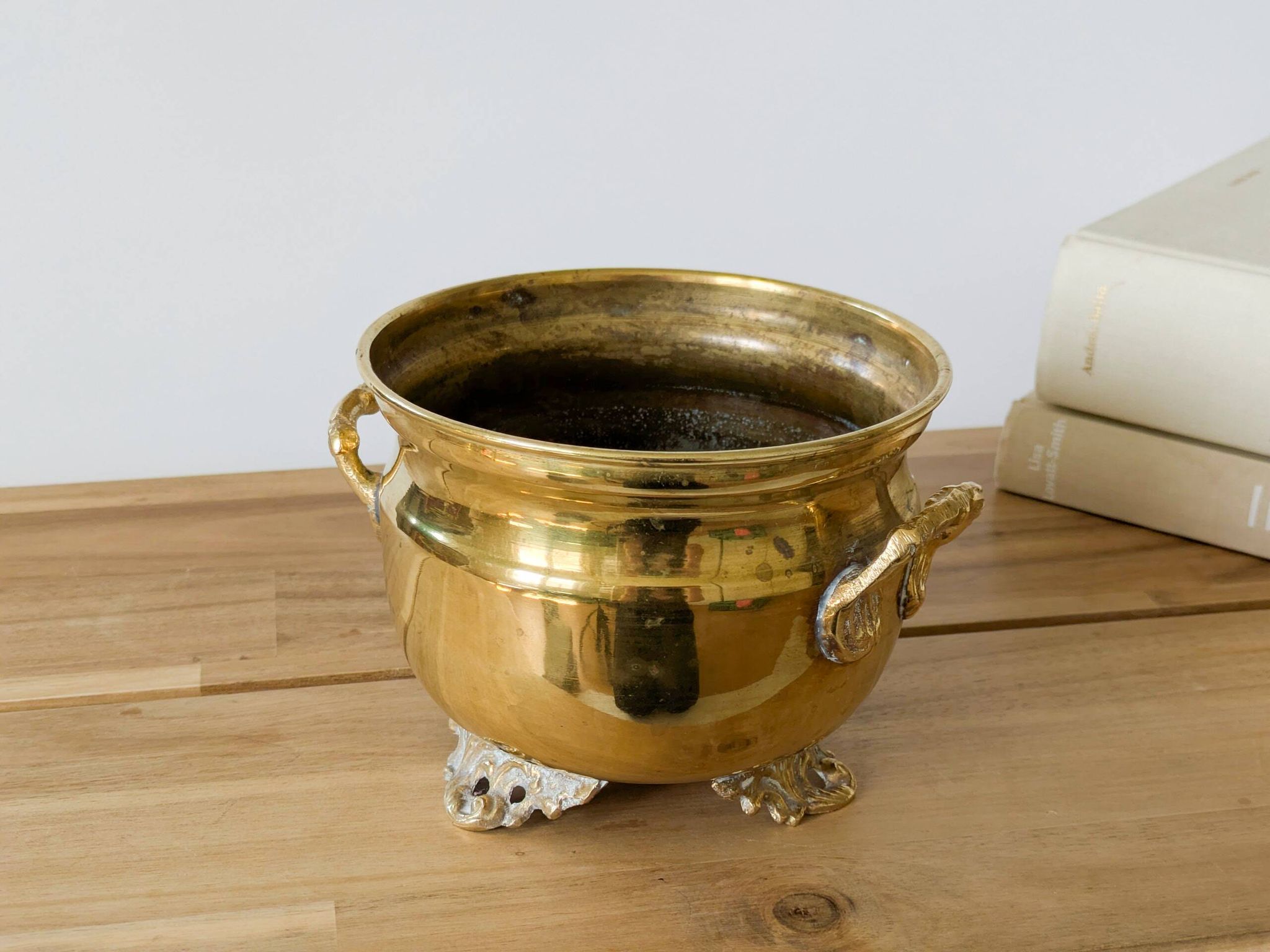Cache-pot vintage en laiton sur pieds avec anses