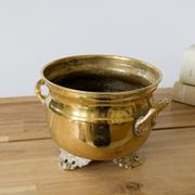 Cache-pot vintage en laiton sur pieds avec anses