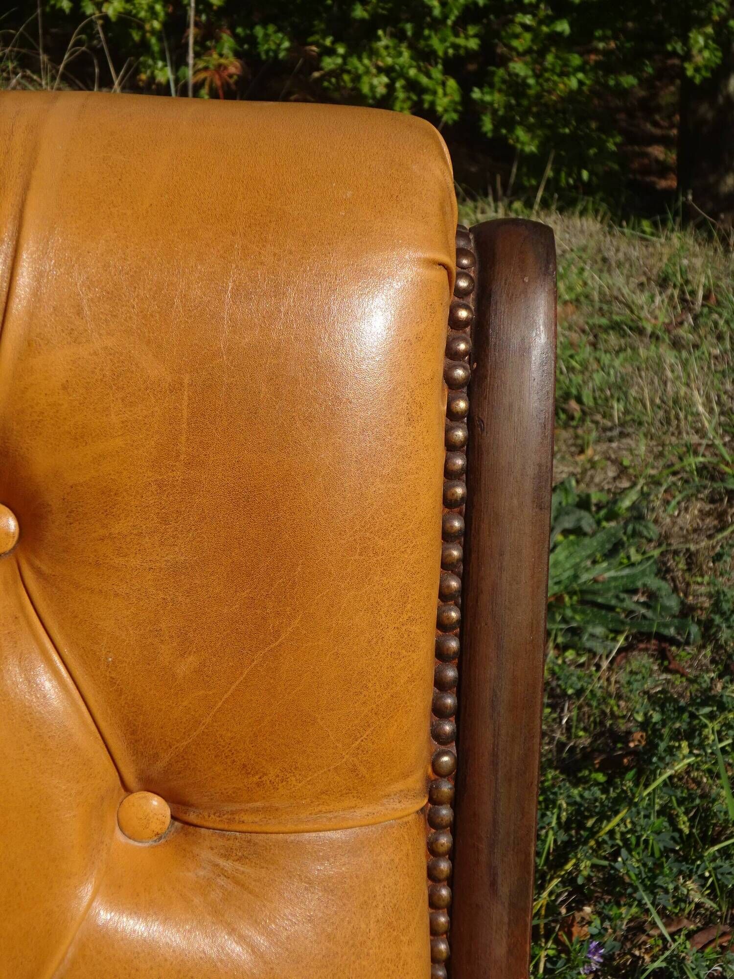 Fauteuils en bois et cuir capitonné, les 2