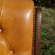 Fauteuils en bois et cuir capitonné, les 2