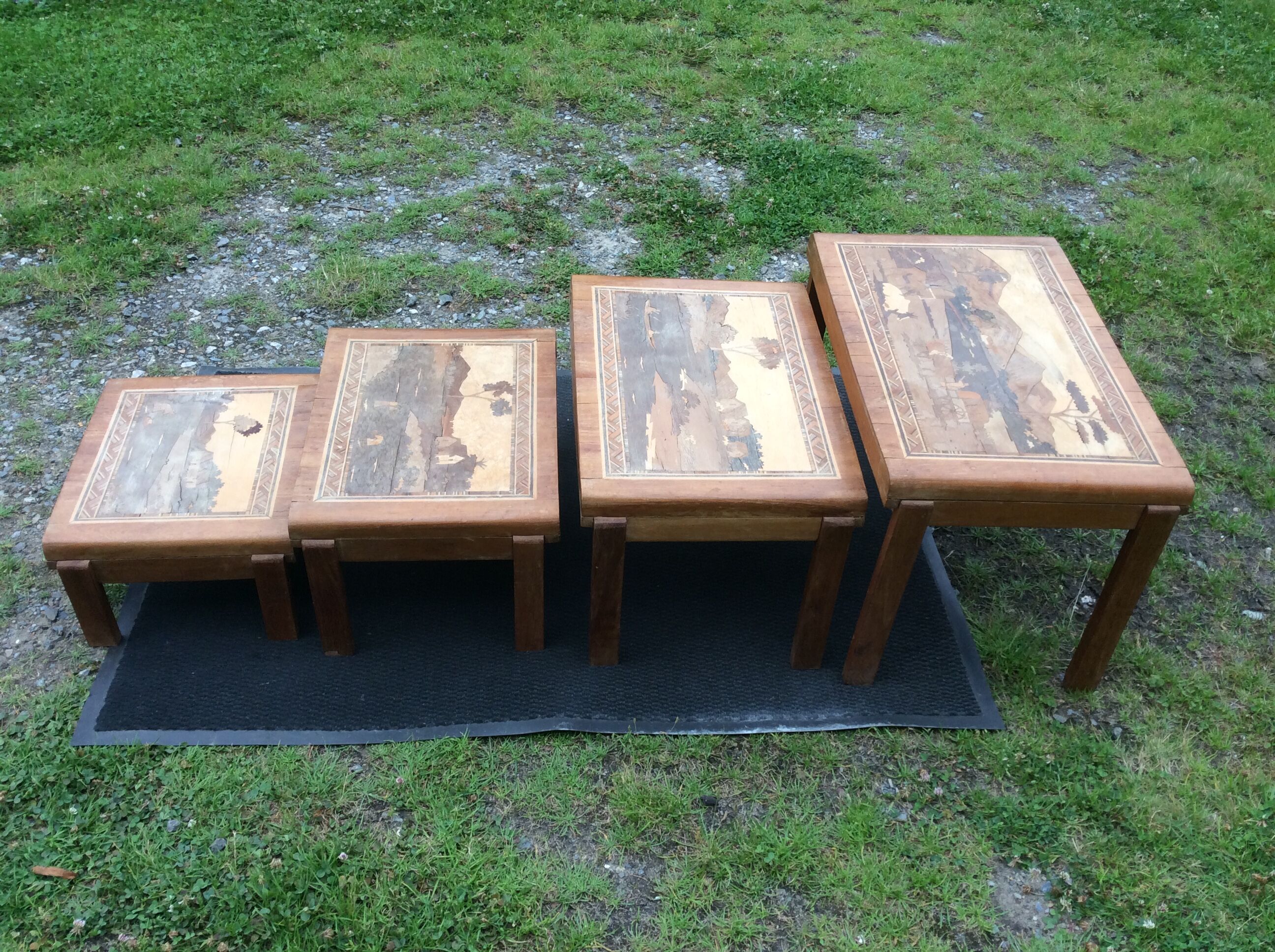 Tables gigognes vintage en marqueterie de Madagascar.