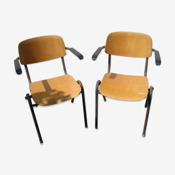 Paire de fauteuils de classe empilables avec accoudoirs en bakélite