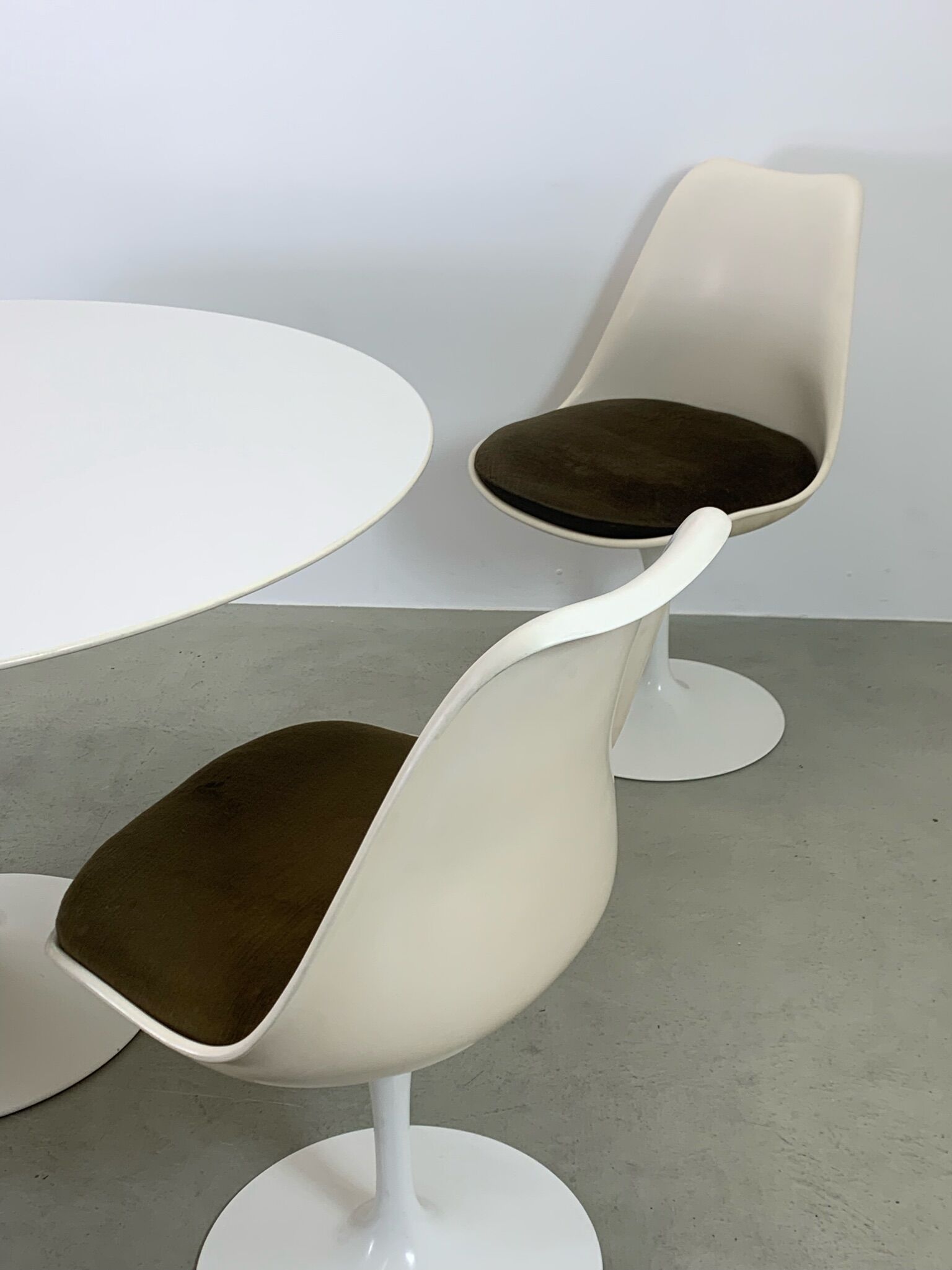 Eero Saarinen Tulip Dining Set with Swifel Chairs for Knoll International 1960s