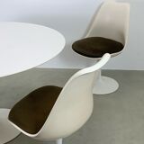 Eero Saarinen Tulip Dining Set with Swifel Chairs for Knoll International 1960s