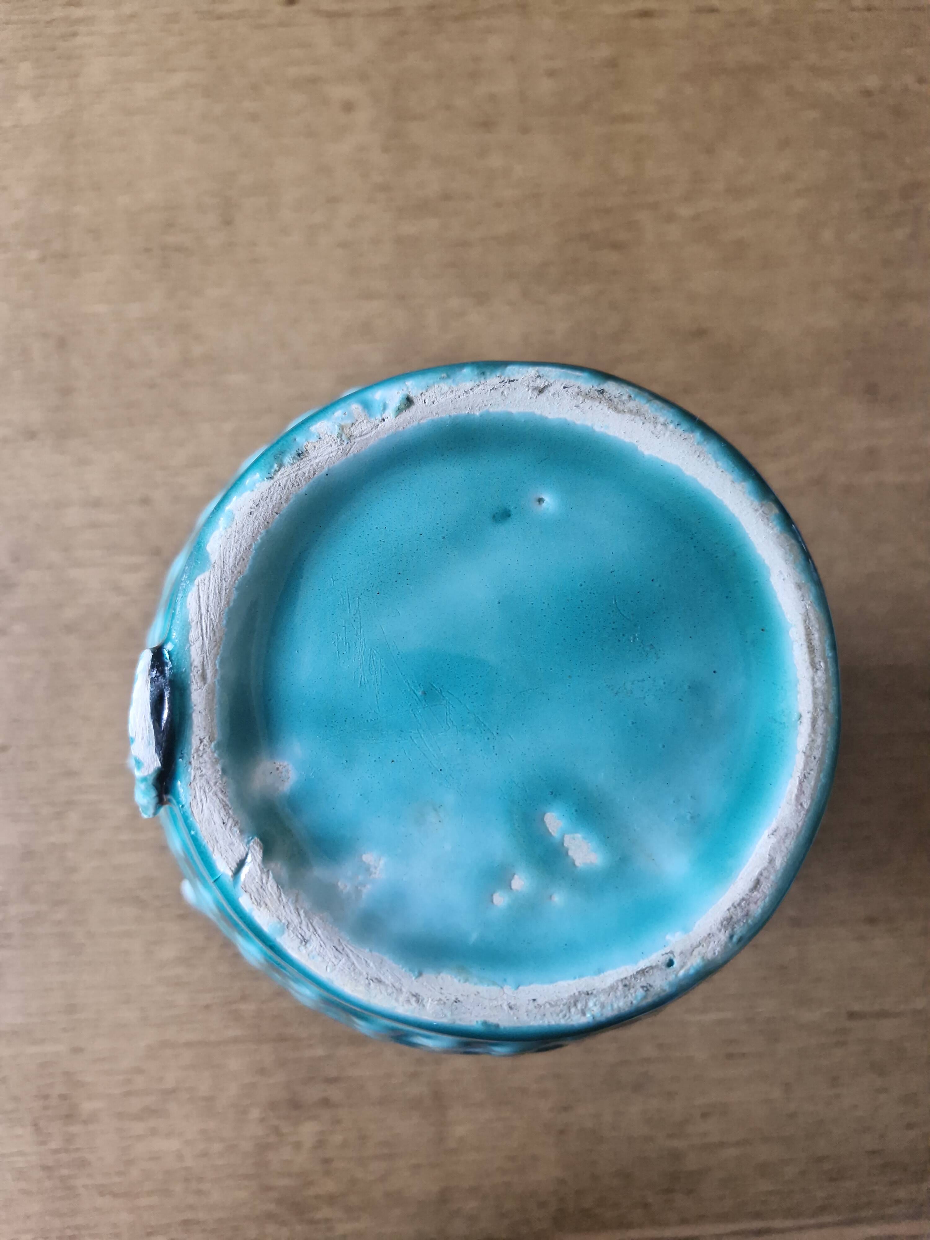 Vase ancien en barbotine bleu turquoise