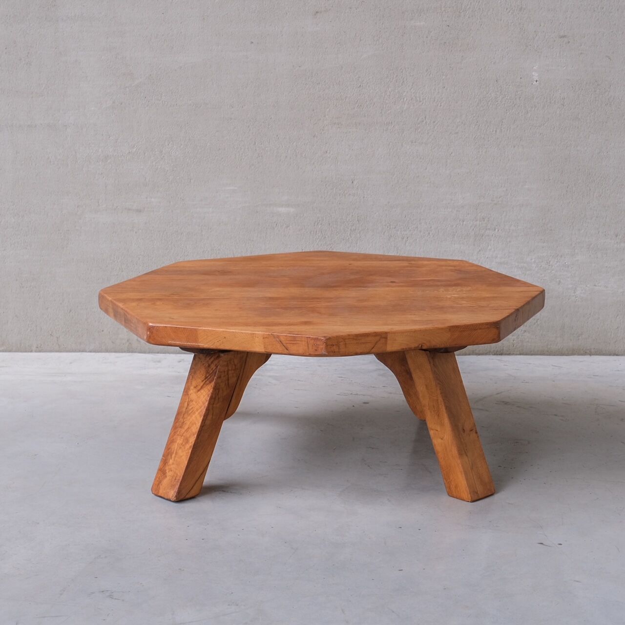Table basse en chêne brutaliste octangonal hollandais du milieu du siècle